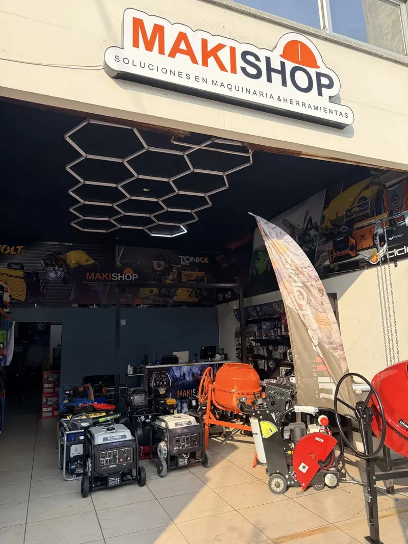 Fachada de la tienda Makishop con su letrero y equipo en exhibición