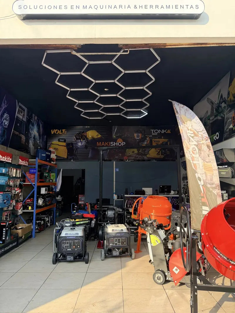 Interior de la tienda Makishop con herramienta y maquinaria en exhibición