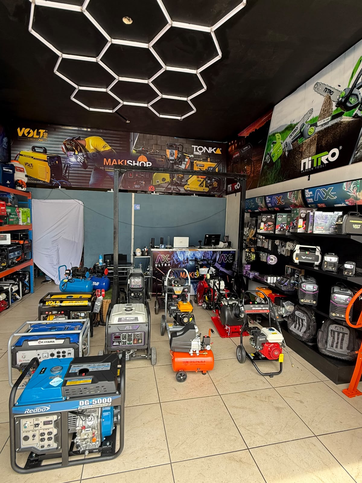 Interior real de Makishop con herramientas y maquinaria en exhibición